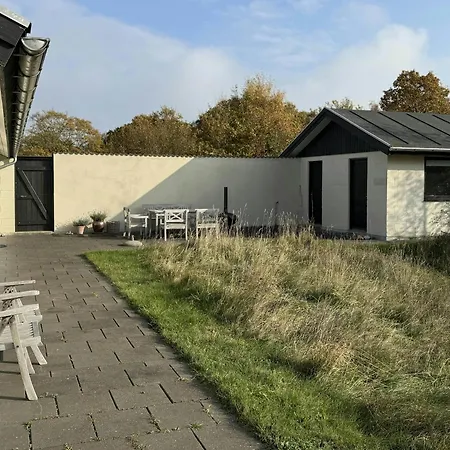 펜션 Summer House Overlooking Aarhus Bay Knebel